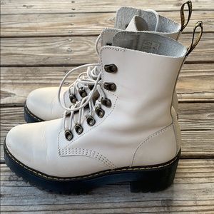 Dr. Marten Leona 7-hook Boot